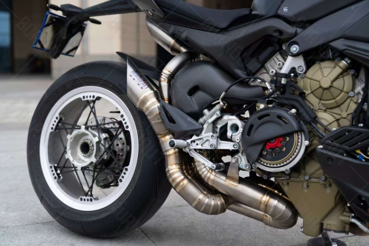 BURNOUTチタンスリップオンマフラー ドゥカティSTREETFIGHTER V4用