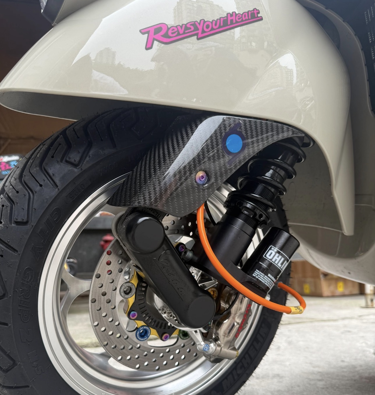 ベスパにX-TOPカーボンパーツ